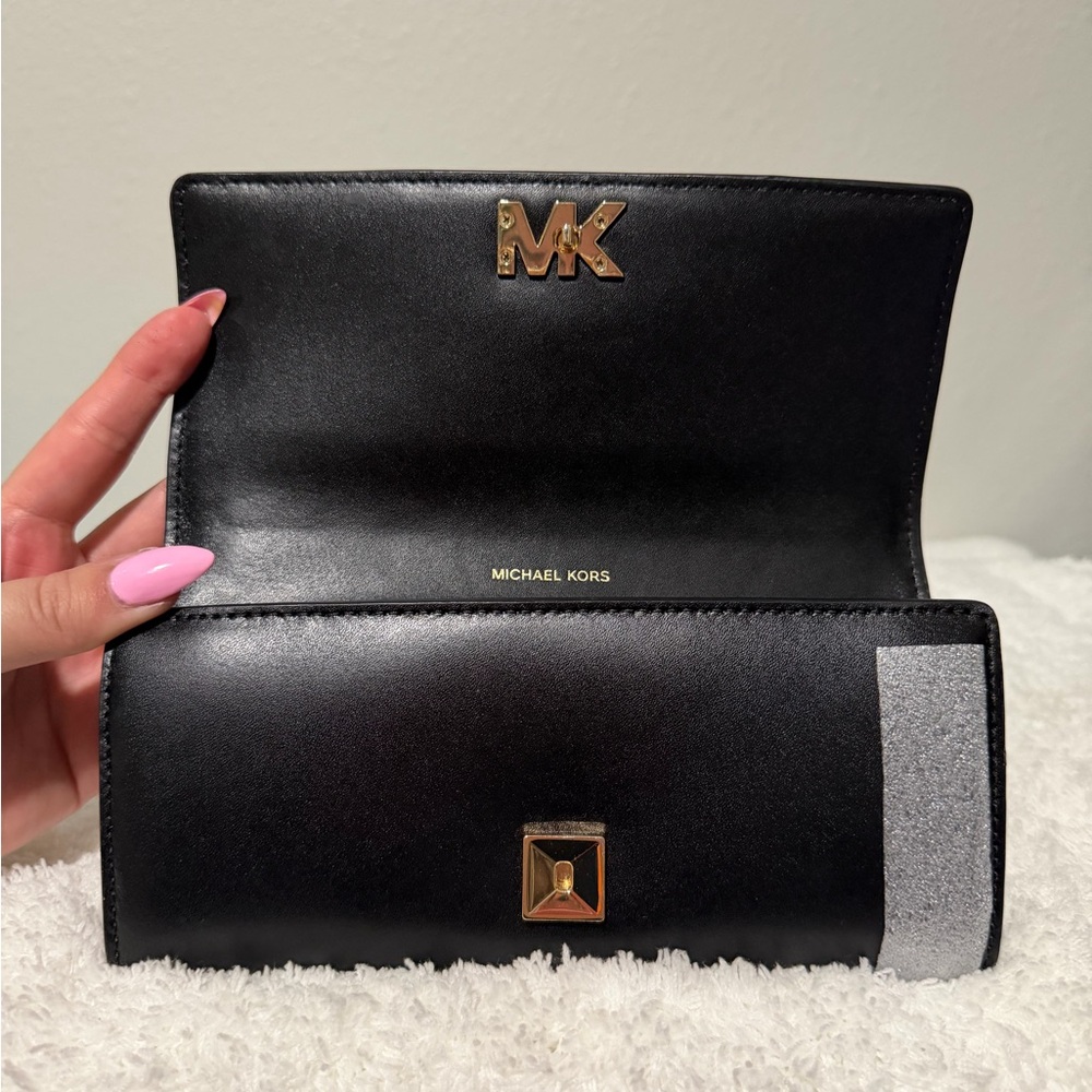 SOLD❣️ Michael Kors Black Leather Wallet with Gold Logo - Picture 2 of 13